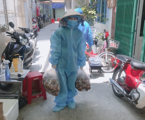 Người dân trong khu phong tỏa thành tình nguyện viên luân phiên phát thức ăn - Ảnh 4. Người dân trong khu phong tỏa thành tình nguyện viên luân phiên phát thức ăn - Ảnh 4.
