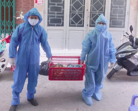 Người dân trong khu phong tỏa thành tình nguyện viên luân phiên phát thức ăn - Ảnh 2. Người dân trong khu phong tỏa thành tình nguyện viên luân phiên phát thức ăn - Ảnh 2.