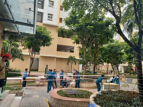 Block A1 chung cư Sunview Town ở Thủ Đức bị phong tỏa lần 2 - Ảnh 1. Block A1 chung cư Sunview Town ở Thủ Đức bị phong tỏa lần 2 - Ảnh 1.
