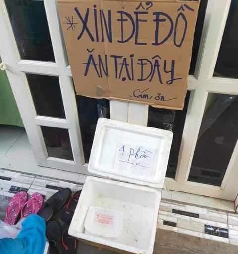 Người dân trong khu phong tỏa thành tình nguyện viên luân phiên phát thức ăn - Ảnh 1. Người dân trong khu phong tỏa thành tình nguyện viên luân phiên phát thức ăn - Ảnh 1.