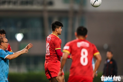 Ông Park nghiêm khắc với Hà Đức Chinh - Ảnh 1. Ông Park nghiêm khắc với Hà Đức Chinh - Ảnh 1.
