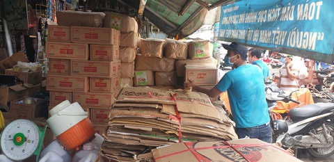 Giá rau, thịt... tăng và thực phẩm đang tấp nập đổ về đầy kho ở TP.HCM - Ảnh 3. Giá rau, thịt... tăng và thực phẩm đang tấp nập đổ về đầy kho ở TP.HCM - Ảnh 3.