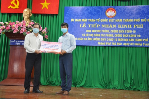 TP Thủ Đức tiếp nhận hơn 2,2 tỉ đồng ủng hộ quỹ phòng chống dịch COVID-19 - Ảnh 1. TP Thủ Đức tiếp nhận hơn 2,2 tỉ đồng ủng hộ quỹ phòng chống dịch COVID-19 - Ảnh 1.