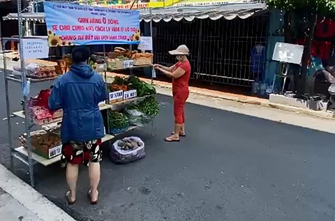 Gian hàng 0 đồng cho khu cách ly ở quận Tân Phú - Ảnh 4. Gian hàng 0 đồng cho khu cách ly ở quận Tân Phú - Ảnh 4.