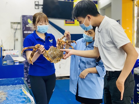 Giá rau, thịt... tăng và thực phẩm đang tấp nập đổ về đầy kho ở TP.HCM - Ảnh 5. Giá rau, thịt... tăng và thực phẩm đang tấp nập đổ về đầy kho ở TP.HCM - Ảnh 5.