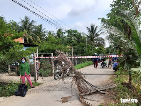 Đường xuống sông Rạch Gầm sạt mất 70 mét, đe dọa sụp thêm - Ảnh 5. Đường xuống sông Rạch Gầm sạt mất 70 mét, đe dọa sụp thêm - Ảnh 5.