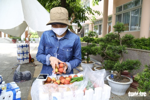 Người Đà Nẵng mua cả xe hơi vải thiều giúp nông dân Bắc Giang - Ảnh 2. Người Đà Nẵng mua cả xe hơi vải thiều giúp nông dân Bắc Giang - Ảnh 2.