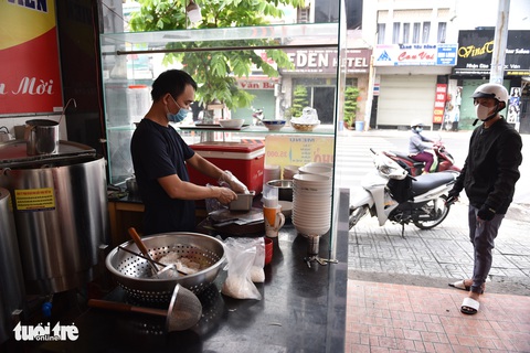 Tiếp sức cho người gặp khó trong vùng dịch - Ảnh 3. Tiếp sức cho người gặp khó trong vùng dịch - Ảnh 3.
