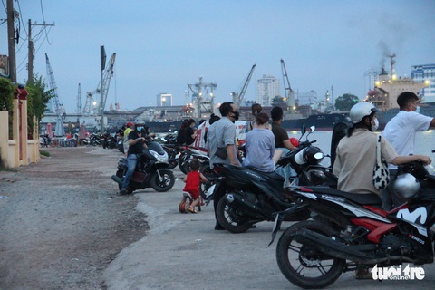 Giữa mùa COVID-19, nhiều cặp đôi ùn ùn hóng mát trên nóc hầm Thủ Thiêm - Ảnh 2. Giữa mùa COVID-19, nhiều cặp đôi ùn ùn hóng mát trên nóc hầm Thủ Thiêm - Ảnh 2.