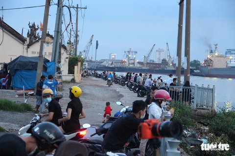 Giữa mùa COVID-19, nhiều cặp đôi ùn ùn hóng mát trên nóc hầm Thủ Thiêm - Ảnh 1. Giữa mùa COVID-19, nhiều cặp đôi ùn ùn hóng mát trên nóc hầm Thủ Thiêm - Ảnh 1.