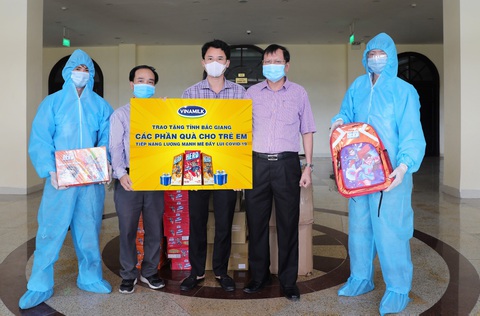 Vinamilk tiếp sức lực lượng tuyến đầu đang ngày đêm xét nghiệm sàng lọc cho người dân TP.HCM - Ảnh 4. Vinamilk tiếp sức lực lượng tuyến đầu đang ngày đêm xét nghiệm sàng lọc cho người dân TP.HCM - Ảnh 4.