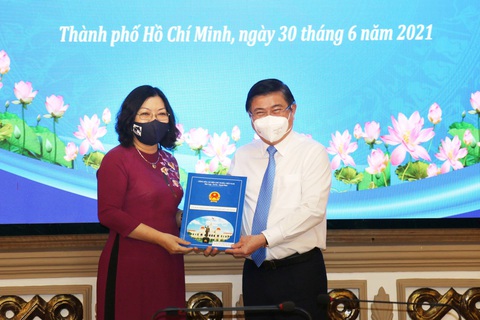 TP.HCM trao quyết định bổ nhiệm chủ tịch UBND quận 1 và quận 10 - Ảnh 2. TP.HCM trao quyết định bổ nhiệm chủ tịch UBND quận 1 và quận 10 - Ảnh 2.