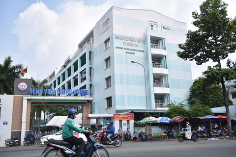 TP.HCM: số ca mắc COVID-19 vượt 4.000, 55/130 bệnh viện có F0 đến khám - Ảnh 1. TP.HCM: số ca mắc COVID-19 vượt 4.000, 55/130 bệnh viện có F0 đến khám - Ảnh 1.
