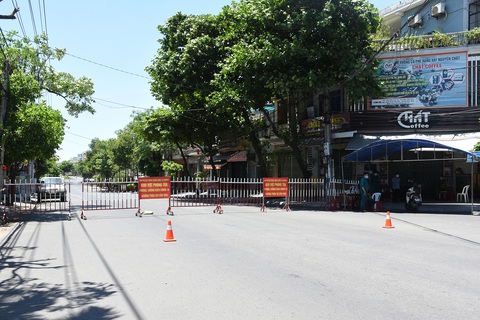 Người đàn ông đi cùng bà chủ quán cơm, 1 tuần sau mới dương tính COVID-19 - Ảnh 1. Người đàn ông đi cùng bà chủ quán cơm, 1 tuần sau mới dương tính COVID-19 - Ảnh 1.