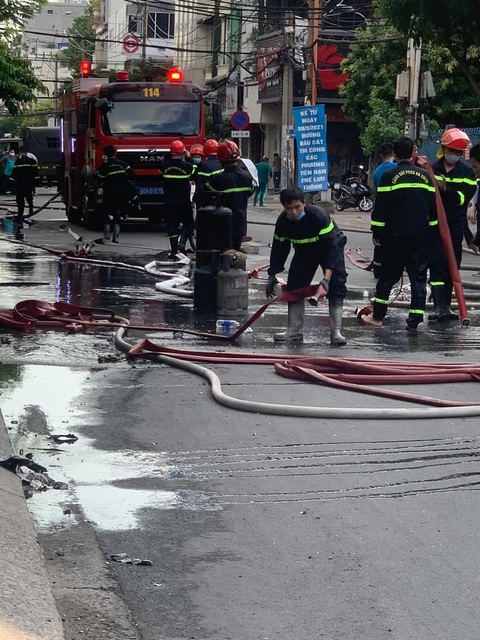Căn nhà 2 tầng bùng cháy giữa ban ngày ở TP.HCM - Ảnh 3. Căn nhà 2 tầng bùng cháy giữa ban ngày ở TP.HCM - Ảnh 3.