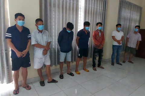 Công an tạm giữ 8 nghi can cá độ bóng đá tiền tỉ mùa Euro - Ảnh 2. Công an tạm giữ 8 nghi can cá độ bóng đá tiền tỉ mùa Euro - Ảnh 2.