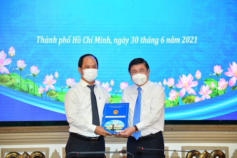 TP.HCM trao quyết định bổ nhiệm chủ tịch UBND quận 1 và quận 10 - Ảnh 1. TP.HCM trao quyết định bổ nhiệm chủ tịch UBND quận 1 và quận 10 - Ảnh 1.