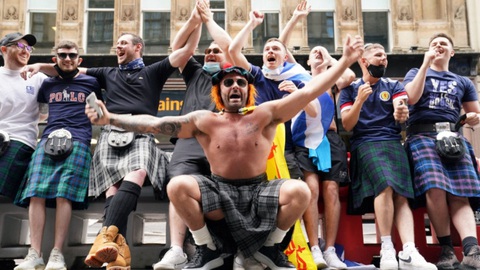 Dân đi xem Euro 2020, Scotland tăng gần 2.000 ca COVID-19 - Ảnh 1. Dân đi xem Euro 2020, Scotland tăng gần 2.000 ca COVID-19 - Ảnh 1.