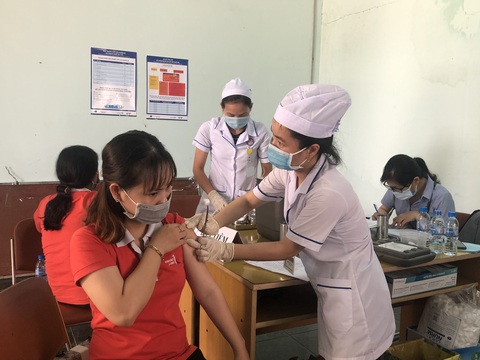Cần Thơ tiêm vắc xin phòng COVID-19 cho 20.000 công nhân và giáo viên - Ảnh 2. Cần Thơ tiêm vắc xin phòng COVID-19 cho 20.000 công nhân và giáo viên - Ảnh 2.