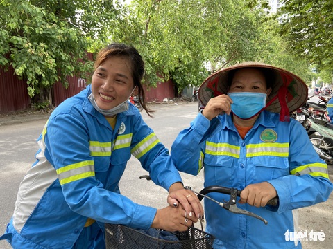 Công nhân môi trường bị nợ lương: ‘Được cộng đồng quan tâm, chị em hạnh phúc lắm’ - Ảnh 2. Công nhân môi trường bị nợ lương: ‘Được cộng đồng quan tâm, chị em hạnh phúc lắm’ - Ảnh 2.