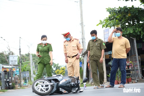 Nam thanh niên lăn cục bêtông ra đường khiến cô gái đi xe máy ngã chấn thương sọ não - Ảnh 1. Nam thanh niên lăn cục bêtông ra đường khiến cô gái đi xe máy ngã chấn thương sọ não - Ảnh 1.