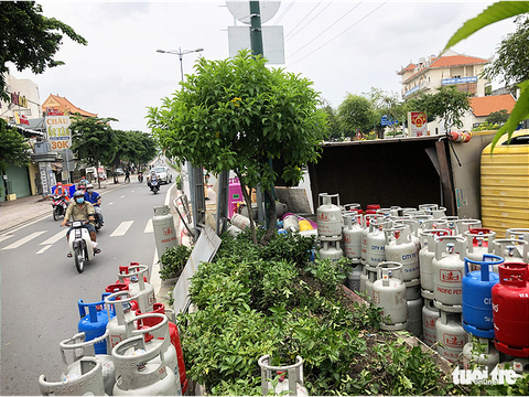 Lật xe chở gas, hàng chục bình gas văng xuống đường Phạm Văn Đồng - Ảnh 2. Lật xe chở gas, hàng chục bình gas văng xuống đường Phạm Văn Đồng - Ảnh 2.