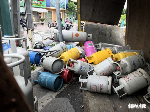 Lật xe chở gas, hàng chục bình gas văng xuống đường Phạm Văn Đồng - Ảnh 4. Lật xe chở gas, hàng chục bình gas văng xuống đường Phạm Văn Đồng - Ảnh 4.