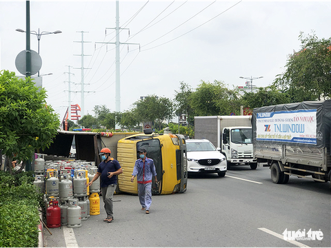 Lật xe chở gas, hàng chục bình gas văng xuống đường Phạm Văn Đồng - Ảnh 3. Lật xe chở gas, hàng chục bình gas văng xuống đường Phạm Văn Đồng - Ảnh 3.