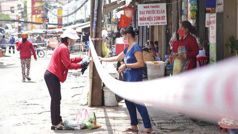 An toàn mùa dịch, bài toán đi chợ của người dân phải như thế nào? - Ảnh 1. An toàn mùa dịch, bài toán đi chợ của người dân phải như thế nào? - Ảnh 1.