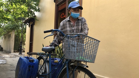 Nghề hiếm còn sót lại - Kỳ 1: Nghề gánh nước thuê - Ảnh 2. Nghề hiếm còn sót lại - Kỳ 1: Nghề gánh nước thuê - Ảnh 2.