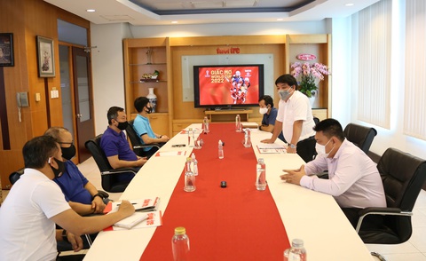 Tập đoàn Hưng Thịnh trao 2 tỉ đồng cho tuyển Việt Nam - Ảnh 2. Tập đoàn Hưng Thịnh trao 2 tỉ đồng cho tuyển Việt Nam - Ảnh 2.