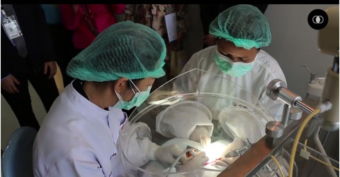 Bong bóng phòng ngừa COVID-19 cho nha sĩ đầu tiên trên thế giới - Ảnh 1. Bong bóng phòng ngừa COVID-19 cho nha sĩ đầu tiên trên thế giới - Ảnh 1.