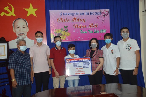 Nhóm anh em rủ nhau đập heo đất lấy 50 triệu đồng ủng hộ Quỹ vắc xin - Ảnh 1. Nhóm anh em rủ nhau đập heo đất lấy 50 triệu đồng ủng hộ Quỹ vắc xin - Ảnh 1.