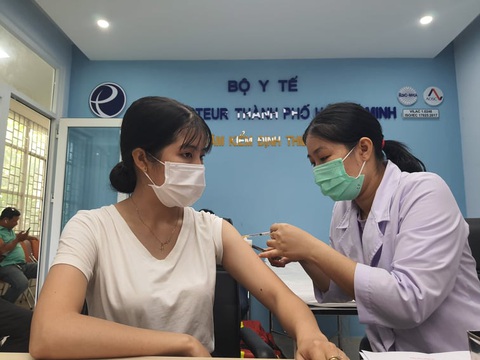 TP.HCM tiêm vắc xin COVID-19 đợt 3: Ưu tiên nhóm bệnh nhân có bệnh lý nền điều trị nội trú - Ảnh 1. TP.HCM tiêm vắc xin COVID-19 đợt 3: Ưu tiên nhóm bệnh nhân có bệnh lý nền điều trị nội trú - Ảnh 1.
