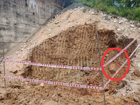 Phong tỏa khẩn cấp đường sắt Bắc - Nam qua Quảng Bình vì phát hiện bom - Ảnh 1. Phong tỏa khẩn cấp đường sắt Bắc - Nam qua Quảng Bình vì phát hiện bom - Ảnh 1.