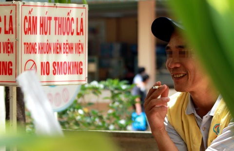Tiểu tiện, đại tiện, vứt tàn thuốc không đúng chỗ: Phạt nặng khó khả thi, phạt nhẹ được không? - Ảnh 1. Tiểu tiện, đại tiện, vứt tàn thuốc không đúng chỗ: Phạt nặng khó khả thi, phạt nhẹ được không? - Ảnh 1.