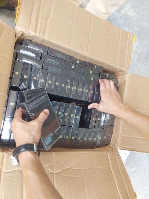 Điện thoại iPhone, Samsung xếp lớp trong thùng cactông như đồ chơi - Ảnh 2. Điện thoại iPhone, Samsung xếp lớp trong thùng cactông như đồ chơi - Ảnh 2.