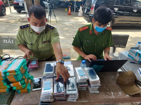 Điện thoại iPhone, Samsung xếp lớp trong thùng cactông như đồ chơi - Ảnh 1. Điện thoại iPhone, Samsung xếp lớp trong thùng cactông như đồ chơi - Ảnh 1.