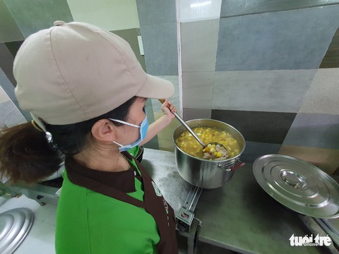 Nữ giám đốc vào bếp tiếp sức mỗi ngày 250 suất cơm cho chiến sĩ chống dịch ở Gò Vấp - Ảnh 1. Nữ giám đốc vào bếp tiếp sức mỗi ngày 250 suất cơm cho chiến sĩ chống dịch ở Gò Vấp - Ảnh 1.