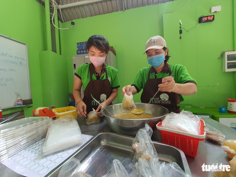 Nữ giám đốc vào bếp tiếp sức mỗi ngày 250 suất cơm cho chiến sĩ chống dịch ở Gò Vấp - Ảnh 2. Nữ giám đốc vào bếp tiếp sức mỗi ngày 250 suất cơm cho chiến sĩ chống dịch ở Gò Vấp - Ảnh 2.
