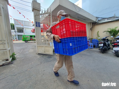 Nữ giám đốc vào bếp tiếp sức mỗi ngày 250 suất cơm cho chiến sĩ chống dịch ở Gò Vấp - Ảnh 4. Nữ giám đốc vào bếp tiếp sức mỗi ngày 250 suất cơm cho chiến sĩ chống dịch ở Gò Vấp - Ảnh 4.