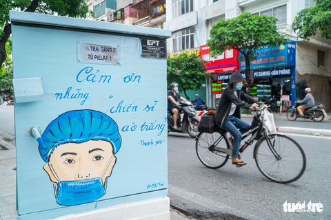 Bốt điện trên phố biến thành tranh cổ động cổ vũ y bác sĩ chống dịch COVID-19 - Ảnh 6. Bốt điện trên phố biến thành tranh cổ động cổ vũ y bác sĩ chống dịch COVID-19 - Ảnh 6.