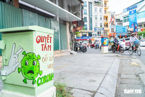 Bốt điện trên phố biến thành tranh cổ động cổ vũ y bác sĩ chống dịch COVID-19 - Ảnh 3. Bốt điện trên phố biến thành tranh cổ động cổ vũ y bác sĩ chống dịch COVID-19 - Ảnh 3.