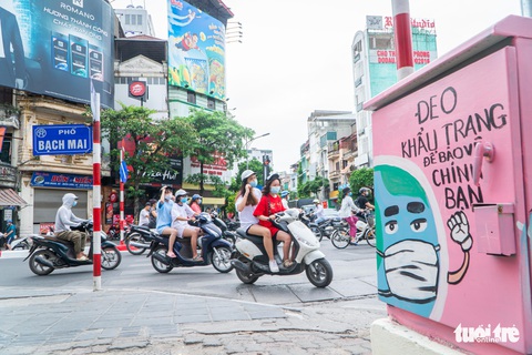 Bốt điện trên phố biến thành tranh cổ động cổ vũ y bác sĩ chống dịch COVID-19 - Ảnh 2. Bốt điện trên phố biến thành tranh cổ động cổ vũ y bác sĩ chống dịch COVID-19 - Ảnh 2.