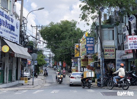 Nhiều người đi đường hẻm ‘né’ chốt kiểm soát cửa ngõ quận Gò Vấp - Ảnh 2. Nhiều người đi đường hẻm ‘né’ chốt kiểm soát cửa ngõ quận Gò Vấp - Ảnh 2.