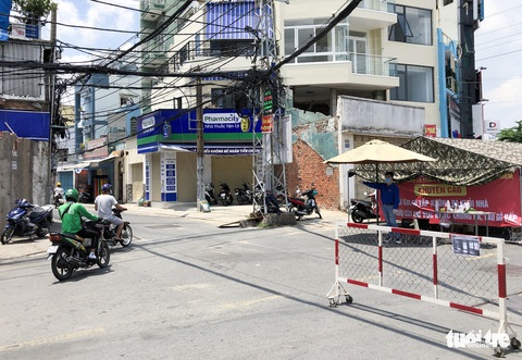 Nhiều người đi đường hẻm ‘né’ chốt kiểm soát cửa ngõ quận Gò Vấp - Ảnh 3. Nhiều người đi đường hẻm ‘né’ chốt kiểm soát cửa ngõ quận Gò Vấp - Ảnh 3.