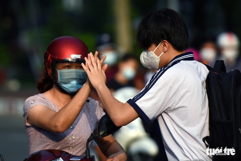 Hơn 21.000 thí sinh Đồng Nai tuân thủ phòng dịch, tham dự kỳ thi tuyển vào lớp 10 - Ảnh 3. Hơn 21.000 thí sinh Đồng Nai tuân thủ phòng dịch, tham dự kỳ thi tuyển vào lớp 10 - Ảnh 3.