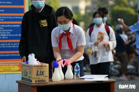 Hơn 21.000 thí sinh Đồng Nai tuân thủ phòng dịch, tham dự kỳ thi tuyển vào lớp 10 - Ảnh 6. Hơn 21.000 thí sinh Đồng Nai tuân thủ phòng dịch, tham dự kỳ thi tuyển vào lớp 10 - Ảnh 6.