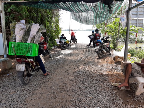 Hậu Giang ra văn bản ‘ngăn sông’, hàng trăm công nhân than trời - Ảnh 1. Hậu Giang ra văn bản ‘ngăn sông’, hàng trăm công nhân than trời - Ảnh 1.