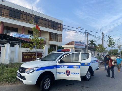 Công an hộ tống xe chở 6 người Trung Quốc trên quốc lộ 1 nghi nhập cảnh trái phép - Ảnh 3. Công an hộ tống xe chở 6 người Trung Quốc trên quốc lộ 1 nghi nhập cảnh trái phép - Ảnh 3.